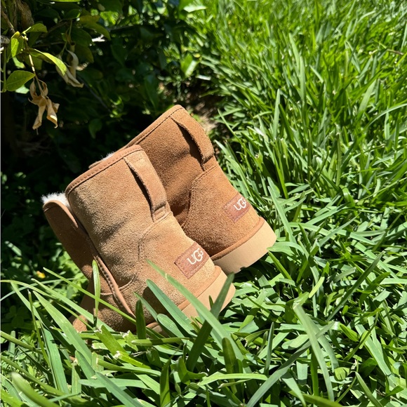 UGG Cory Il Genuine
Shearling Lined Boot- Chestnut Suede size 6.5 - Picture 11 of 12